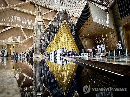 이집트 대박물관(GEM) 입구의 람세스 2세 석상