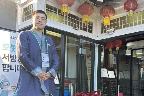 식당 안내 봉사활동 하는 유학생 천하오씨