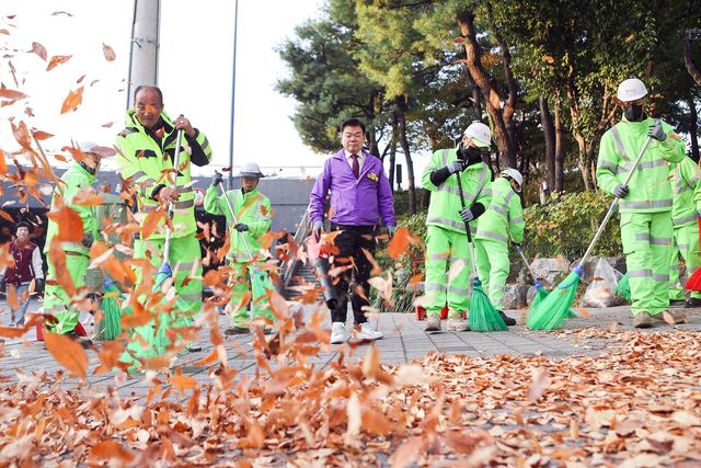 '낙엽 헌터스'…동대문구, 구청장과 함께 낙엽대청소
