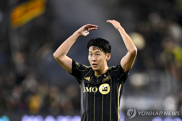 팬들의 호응 유도하는 손흥민