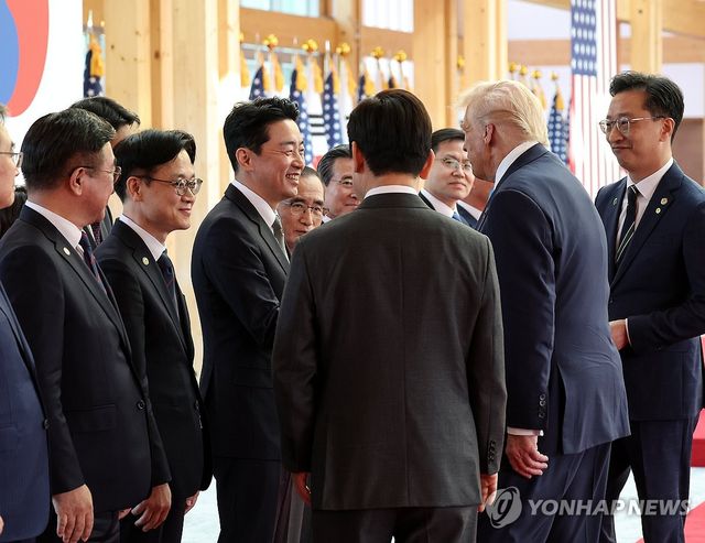 이재명 대통령 참모진과 인사하는 트럼프 대통령