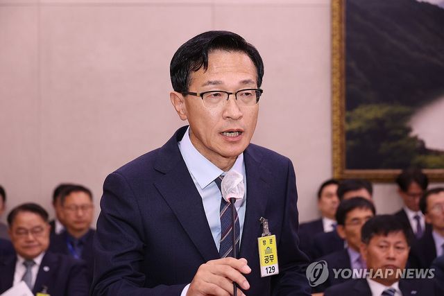 답변하는 윤성현 전 해양경찰청 수사정보국장