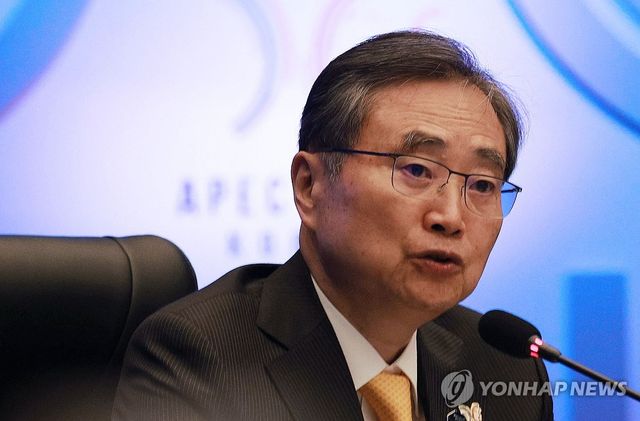 개회사하는 조현 외교부 장관