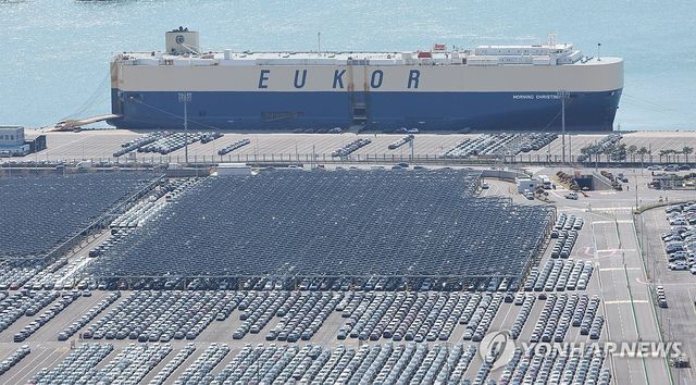 현대차 울산공장에서 수출을 앞둔 자동차들