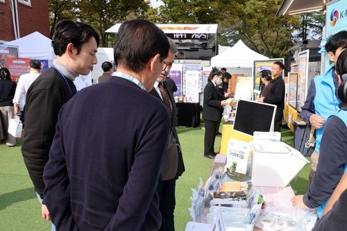 푸드트럭 앞에 줄지어 선 사람들