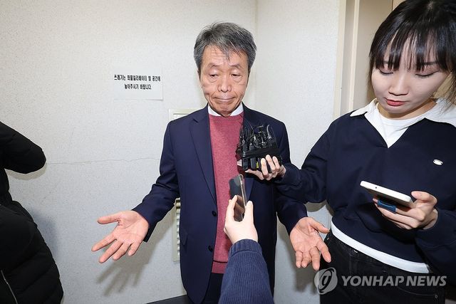 취재진 질문 답하는 김용원 인권위 상임위원