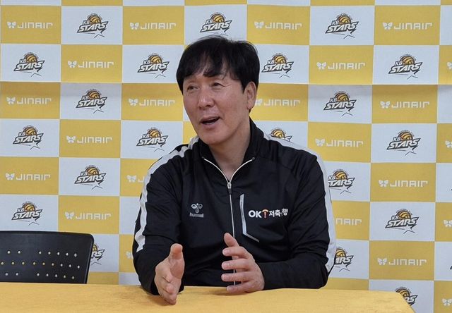 인터뷰하는 신영철 OK저축은행 감독