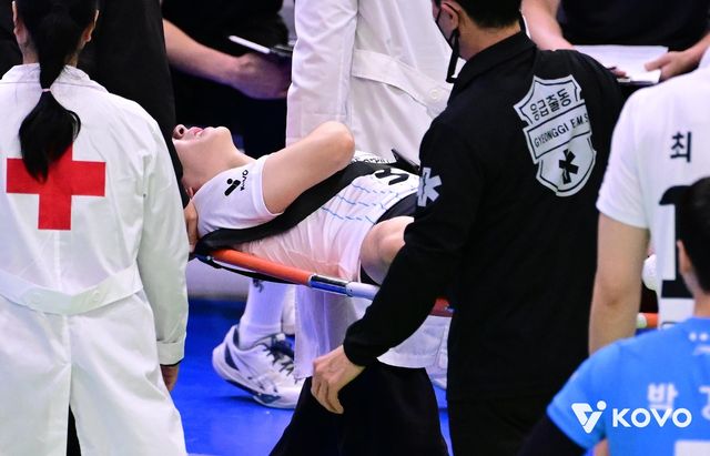 들것에 실려 나가는 현대캐피탈의 세터 황승빈(중앙)