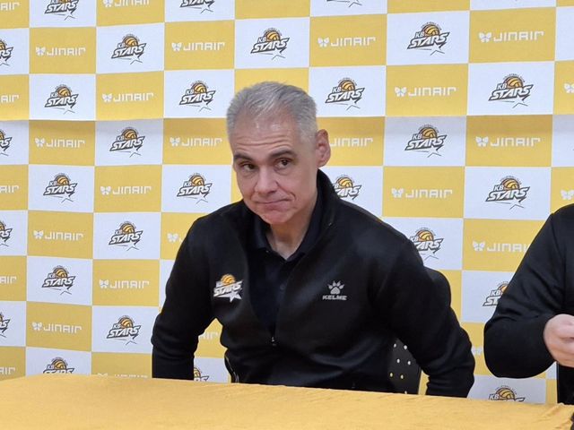 인터뷰하는 레오나르도 KB손보 감독