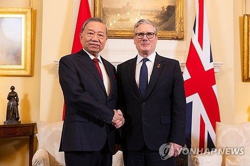또 럼 베트남 공산당 서기장과 키어 스타머 영국 총리