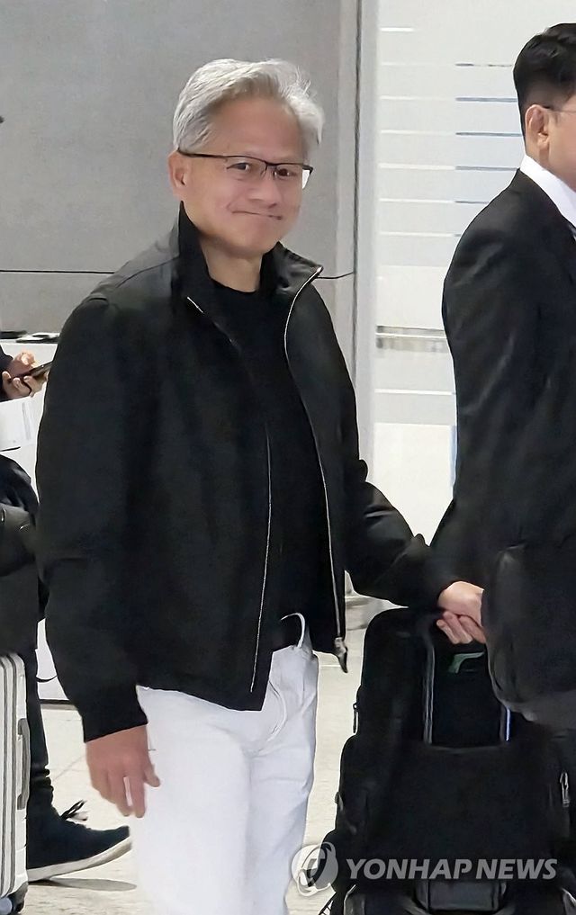 엔비디아 젠슨 황, 인천공항 입국…15년만에 방한