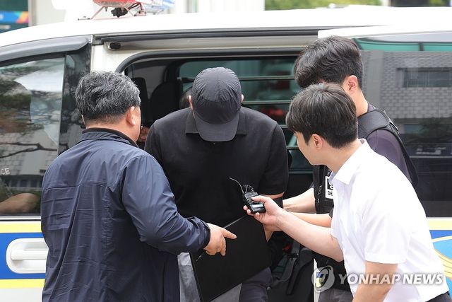 '고객 집에서 강도질' 농협 직원 구속 갈림길