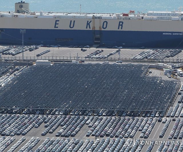 현대자동차 울산공장 수출선적부두에서 대기중인 자동차