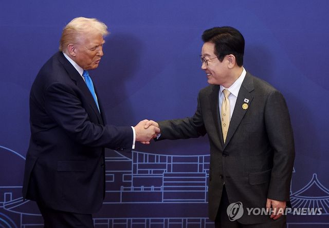 악수하는 도널드 트럼프 미 대통령과 이재명 대통령