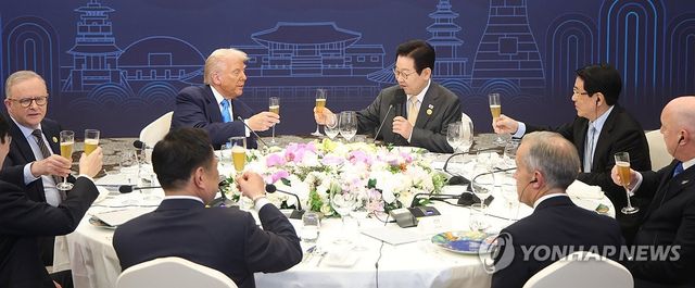 건배하는 이재명 대통령과 트럼프 대통령, 앨버니지 호주 총리
