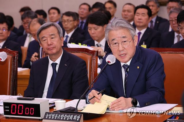 답변하는 강호동 농업협동조합중앙회 회장