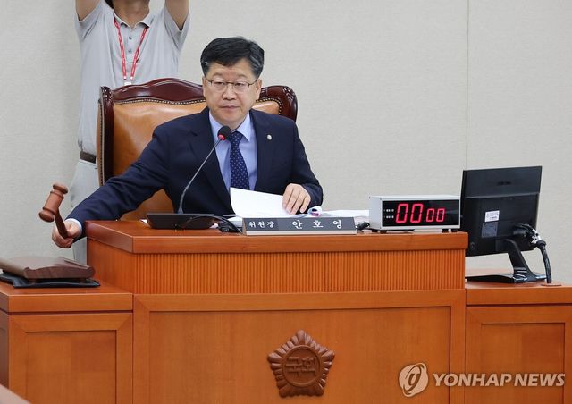 의사봉 두드리는 안호영 위원장