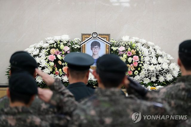 고 김상현 이병 추모하는 장병들