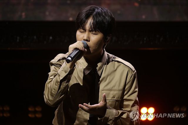 새 앨범 타이틀곡 '앞머리' 열창하는 정승환