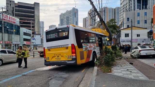 버스 전신주 충돌사고