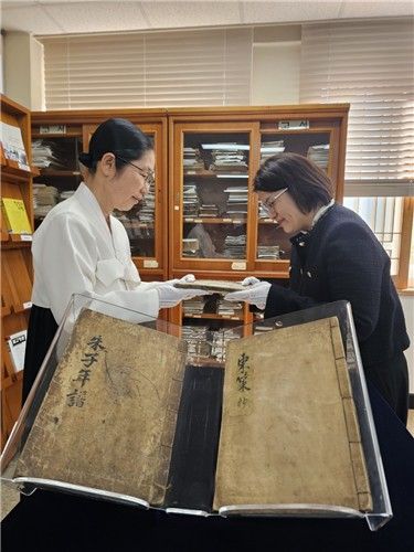 기증 자료 전달 모습 