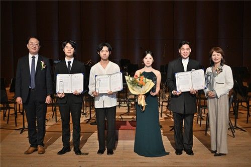 KBS한전음악콩쿠르 대상 수상자 이하늘(왼쪽에서 네 번째)과 금상 수상자들