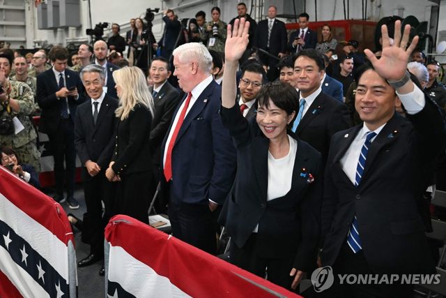 손 든 다카이치 일본 총리와 고이즈미 방위상