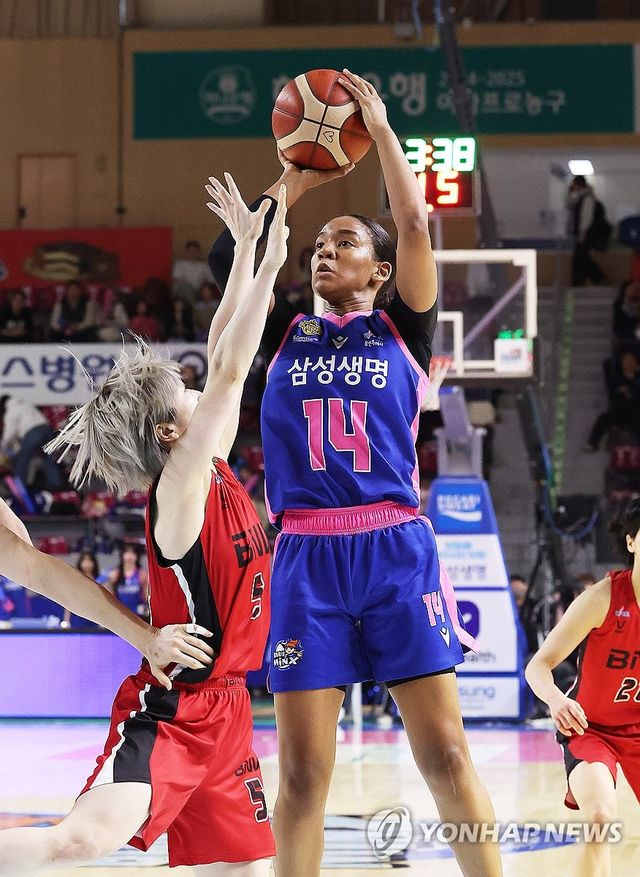 슛하는 키아나 스미스