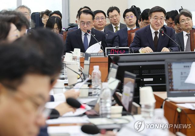 답변하는 윤호중 행정안전부 장관