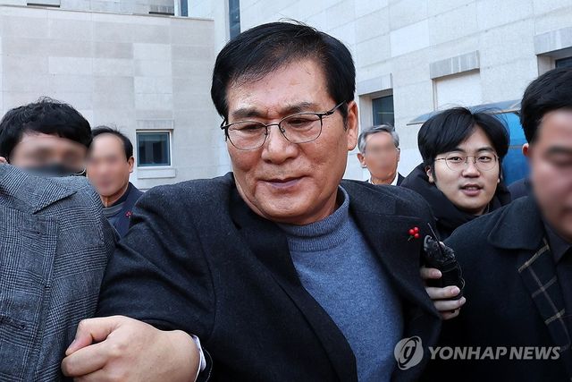 법원에 출석한 이상익 전남 함평군수