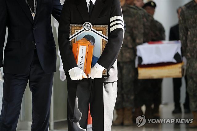 운구차로 향하는 고 김상현 이병 영현