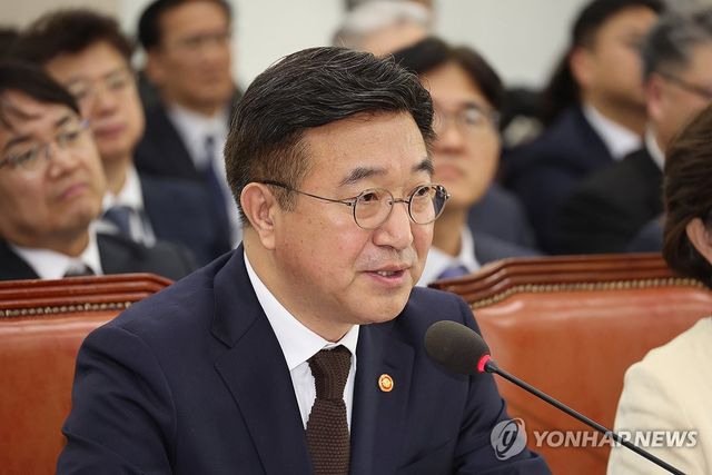 답변하는 윤호중 행정안전부 장관