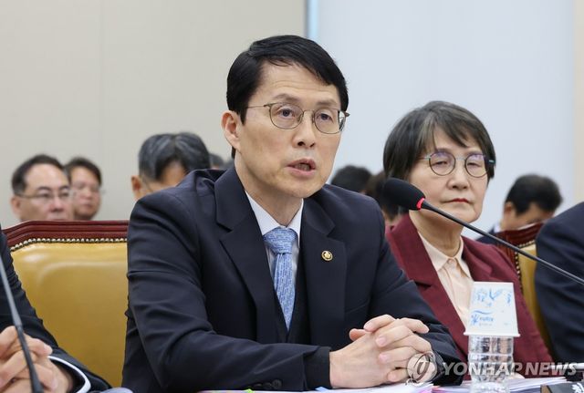 핵추진 잠수함 관련 질의에 답하는 최원호 원안위원장