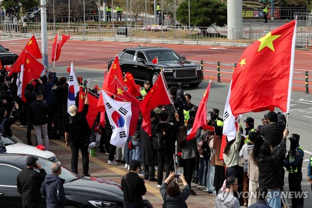 시진핑 중국 국가주석을 태운 것으로 추정되는 차량 행렬