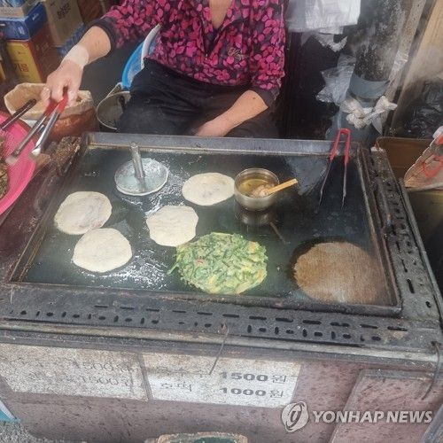 분주한 호떡 굽기