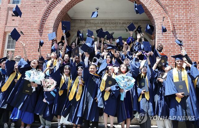 우리 졸업했어요.