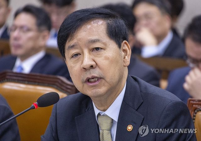 질의에 답하는 구윤철 부총리