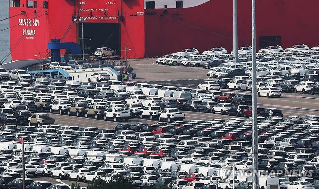 수출 대기 중인 자동차