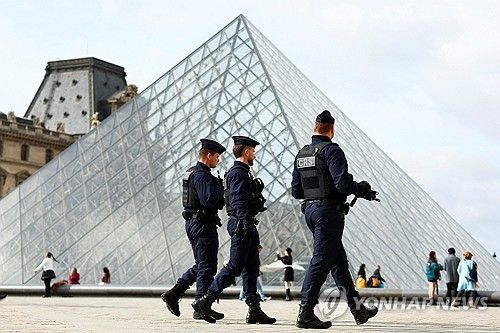 루브르 박물관 주변 순찰하는 경찰들