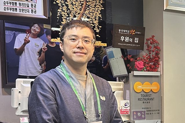 식당 안내 봉사활동 하는 유학생 천하오씨