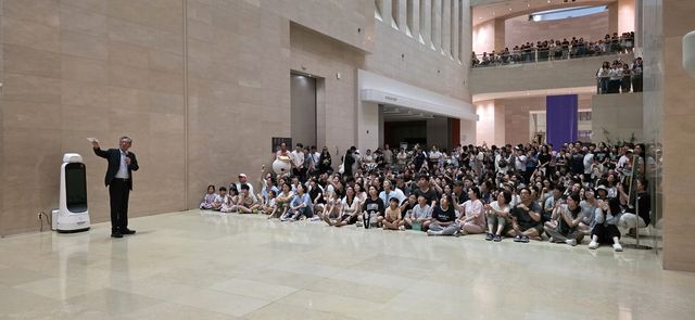 역사의길에서 유홍준 관장과 함께한 관람객