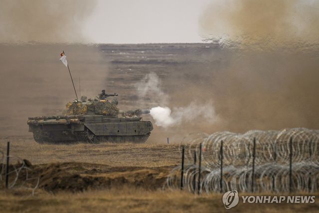 지난 2월 19일 루마니아 동부 스마르단 훈련장에서 여러 국가가 참여한 '스테드패스트 다트 2025' 연합훈련 중 탱크가 포를 발사하고 있다.[AP=연합뉴스. 재판매 및 DB 금지]