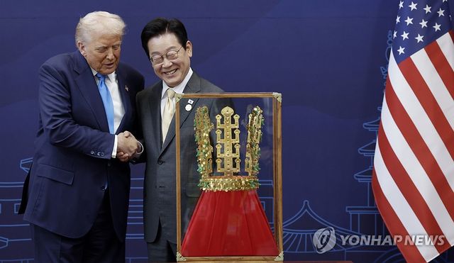 '천마총 금관 모형'과 한미 정상