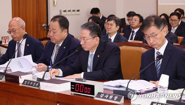 답변하는 정성호 법무부 장관