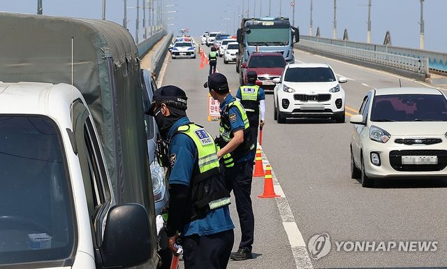지난 6월 대북 전단 살포에 강화 초지대교에서 검문·검색하는 경찰