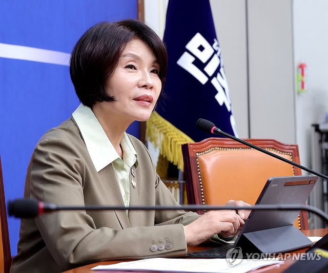 발언하는 한정애 정책위의장