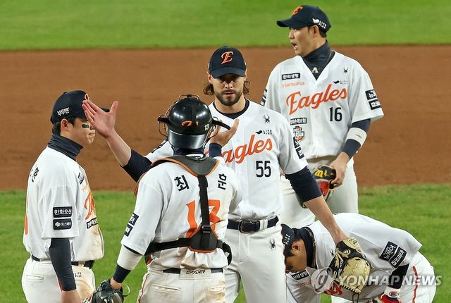 최재훈과 인사하는 와이스