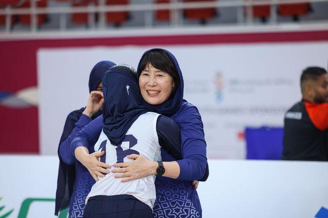 바레인 아시아청소년대회 우승 후 포옹하는 이도희 이란 U-18 여자대표팀 감독