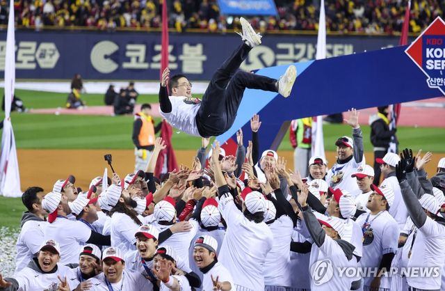 2023년 한국시리즈 우승 후 구광모 LG 그룹 회장을 헹가래치는 LG 선수들. 