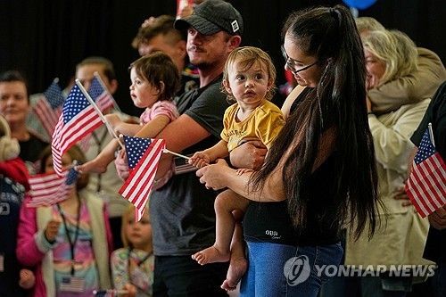 지난 5월 12일(현지시간) 미국으로 망명한 남아공 아프리카너스 출신 백인 가족들 